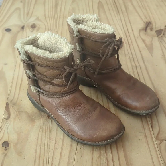 UGG Leather Caspia Boot size 7 - Picture 2 of 7
